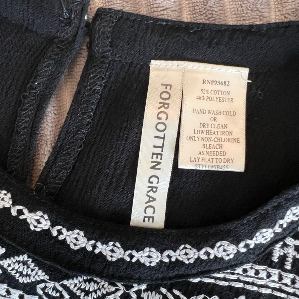 Chic Black and White Embroidered Blouse - Picture 2 of 2